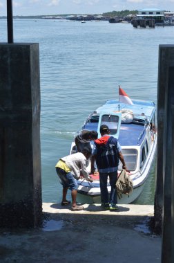Tarakan, Endonezya - 29 Ağustos 2016: Tengkayu limanı Tarakan Endonezya 'da yükleme ve boşaltma faaliyetleri