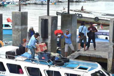 Tarakan, Endonezya - 1 Şubat 2017: Tengkayu limanı Tarakan Endonezya 'da yükleme ve boşaltma faaliyetleri