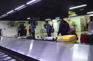 Jakarta, Endonezya - 18 Ağustos 2016: Jakarta Endonezya 'daki Soekarno-Hatta uluslararası havaalanlarında bagaj talebi