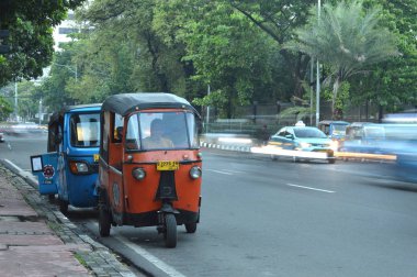 Jakarta, Endonezya. 20 Ağustos 2016. Bemo veya minibus, Cakarta, Endonezya 'da tipik toplu taşıma