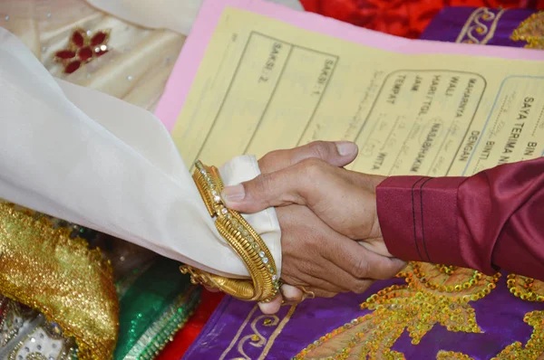Tarakan Indonésia Setembro 2016 Duas Mãos Apertando Mãos Procissão Casamento — Fotografia de Stock