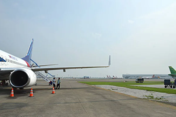 Balikpapan Indonesia Agustus 2016 Pesawat Landasan Pacu Bandara Sultan Aji — Stok Foto