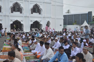 Tarakan, Endonezya - 25 Haziran 2017: Müslüman cemaati, bir ay oruç tuttuktan sonra sabah saatlerinde El Ma 'rif Kota Tarakan Endonezya' nın cami ve cami avlusunda Kurban namazı kıldılar