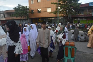 Tarakan, Endonezya - 25 Haziran 2017: Müslüman cemaati, bir ay oruç tuttuktan sonra sabah saatlerinde El Ma 'rif Kota Tarakan Endonezya' nın cami ve cami avlusunda Kurban namazı kıldılar