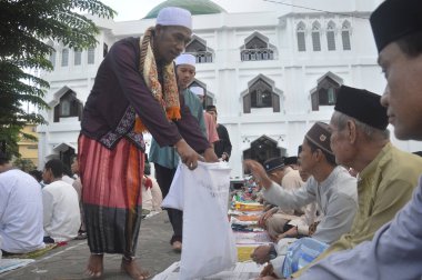 Tarakan, Endonezya - 25 Haziran 2017: Müslüman cemaati, bir ay oruç tuttuktan sonra sabah saatlerinde El Ma 'rif Kota Tarakan Endonezya' nın cami ve cami avlusunda Kurban namazı kıldılar