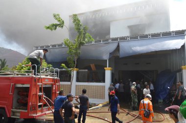 Tarakan, Endonezya. 5 Ekim 2016. Bir ev eşyaları dükkanında yangın çıkmış.