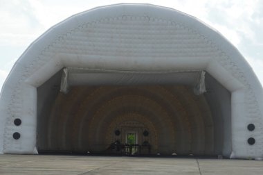 Tarakan, Endonezya. 6 Mart 2017. Endonezya Hava Kuvvetleri 'nin Sukhoi hava aracı Tarakan City Endonezya' sının köşetaşında.