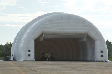 Tarakan, Endonezya. 6 Mart 2017. Endonezya Hava Kuvvetleri 'nin Sukhoi hava aracı Tarakan City Endonezya' sının köşetaşında.