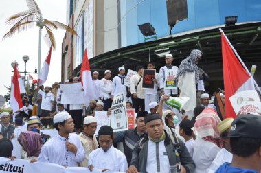 Tarakan, Endonezya 4 Kasım 2016; Tarakan Şehri Müslüman İttifakı ve Tarakan İlçesi Müslüman Öğrenciler Derneği 'nin barışçıl bir protestosu, Jakarta Valisi Ahok' a hakaret ettiği iddia edilen ilgili davalar
