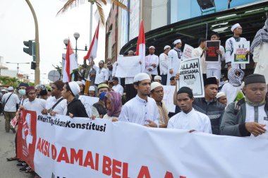 Tarakan, Endonezya 4 Kasım 2016; Tarakan Şehri Müslüman İttifakı ve Tarakan İlçesi Müslüman Öğrenciler Derneği 'nin barışçıl bir protestosu, Jakarta Valisi Ahok' a hakaret ettiği iddia edilen ilgili davalar