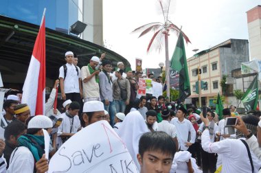 Tarakan, Endonezya 4 Kasım 2016; Tarakan Şehri Müslüman İttifakı ve Tarakan İlçesi Müslüman Öğrenciler Derneği 'nin barışçıl bir protestosu, Jakarta Valisi Ahok' a hakaret ettiği iddia edilen ilgili davalar