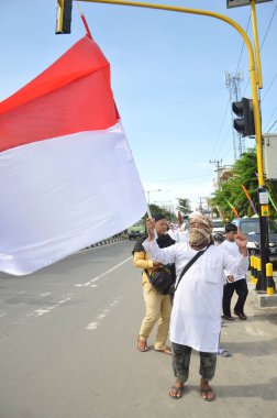 Tarakan, Endonezya 4 Kasım 2016; Tarakan Şehri Müslüman İttifakı ve Tarakan İlçesi Müslüman Öğrenciler Derneği 'nin barışçıl bir protestosu, Jakarta Valisi Ahok' a hakaret ettiği iddia edilen ilgili davalar