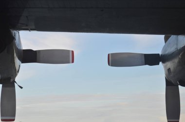 Tarakan, Endonezya. Mart, 10, 2017. Herkül askeri uçağı, Endonezya Hava Kuvvetleri 'ne ait Sukhoi uçaklarının, Endonezya' nın Tarakan kenti sığınağının köşe taşında olduğunu gösteriyor.