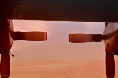 Tarakan, Endonezya. Mart, 10, 2017. Herkül askeri uçağı, Endonezya Hava Kuvvetleri 'ne ait Sukhoi uçaklarının, Endonezya' nın Tarakan kenti sığınağının köşe taşında olduğunu gösteriyor.