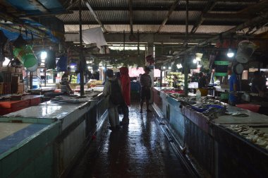 Tarakan, Endonezya. 12 Mart 2017. Tarakan City Endonezya 'da geleneksel sebze ve balık pazarı 