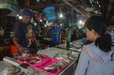 Tarakan, Endonezya. 12 Mart 2017. Tarakan City Endonezya 'da geleneksel sebze ve balık pazarı 