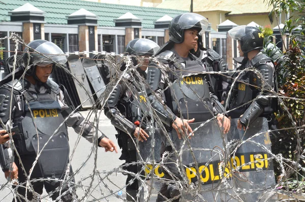 Таракан Індонезія Квітня 2016 Поліцейський Метою Демонстрації Енергетичної Кризи Будівлі — стокове фото