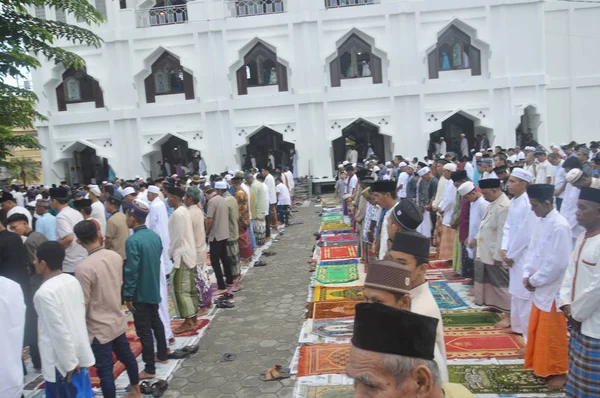 Tarakan Indonesia Junio 2017 Comunidad Musulmana Realiza Oraciones Eid Mezquita —  Fotos de Stock