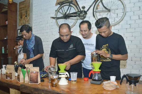 Tarakan Indonésia Fevereiro 2017 Malabar Mountain Coffee Bornéu Cupping Trip — Fotografia de Stock