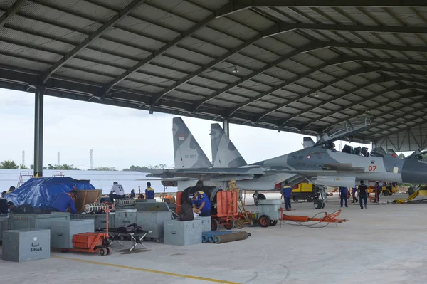 インドネシアのタラカン 2017年3月6日スタティックショー空軍避難所の基礎にインドネシア空軍のスホーイ航空機タラカン市インドネシア — ストック写真