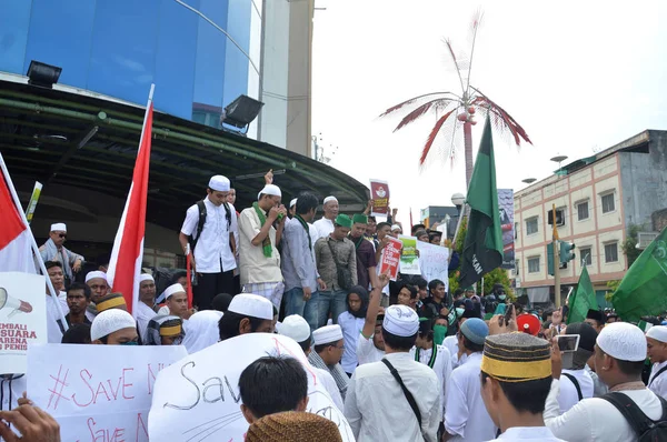 Tarakan, Endonezya 4 Kasım 2016; Tarakan Şehri Müslüman İttifakı ve Tarakan İlçesi Müslüman Öğrenciler Derneği 'nin barışçıl bir protestosu, Jakarta Valisi Ahok' a hakaret ettiği iddia edilen ilgili davalar