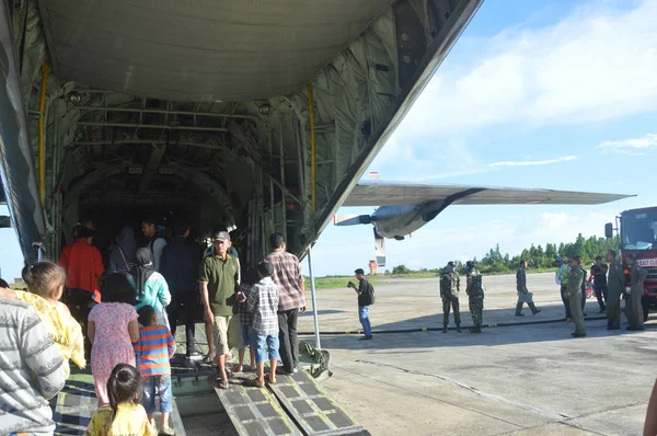 インドネシアのタラカン 2017年3月10日 静止ショーでヘラクレス軍用機空軍避難所の基礎にインドネシア空軍のスホーイ航空機タラカン市インドネシア — ストック写真