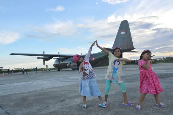 Tarakan Indonesien Mars 2017 Tre Döttrar Såg Hercules Militära Flygplan — Stockfoto