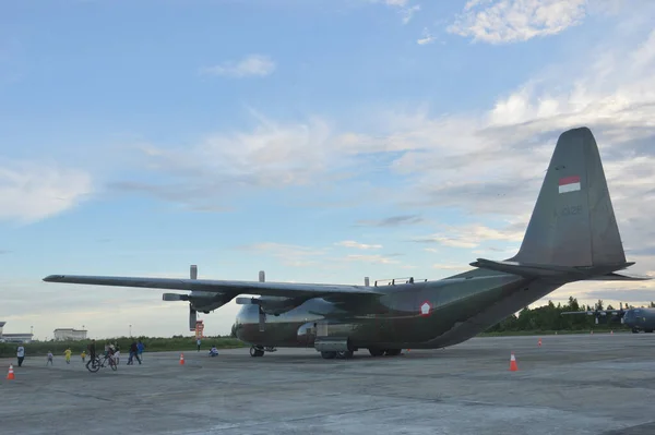 インドネシアのタラカン 2017年3月10日 静止ショーでヘラクレス軍用機空軍避難所の基礎にインドネシア空軍のスホーイ航空機タラカン市インドネシア — ストック写真