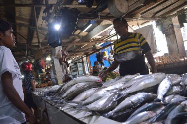 Tarakan, Endonezya. 12 Mart 2017. Tarakan City Endonezya 'da geleneksel sebze ve balık pazarı 