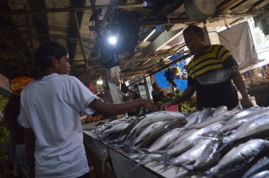 Tarakan, Endonezya. 12 Mart 2017. Tarakan City Endonezya 'da geleneksel sebze ve balık pazarı 