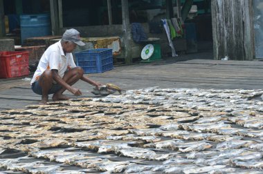 Tarakan, Endonezya - 12 Ekim 2017: Pasar Ikan Sebengkok Tarakan Endonezya 'da kurutulmuş balık çiftliği 