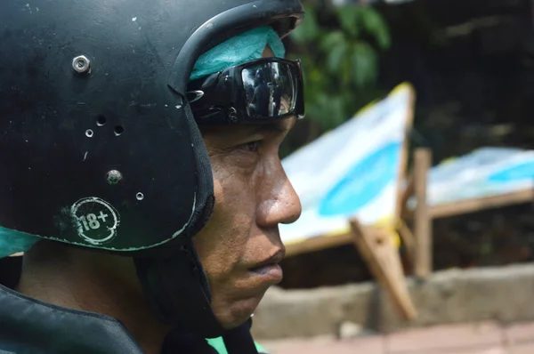 ジャカルタ インドネシア 2016年8月21日 インドネシアのジャカルタでのオートバイタクシー運転手の肖像 — ストック写真