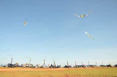 Tarakan, Endonezya. 1 Aralık 2013, Endonezya 'nın Tarakan plajında uçurtma festivali