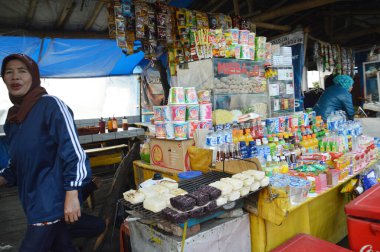 Bandung, Endonezya. 29 Mart 2014 'te gıda tedarikçileri, Perahu' nun Tangkuban Dağı turistik bölgesinde mısır kızarttı ve pilav kızarttı. 