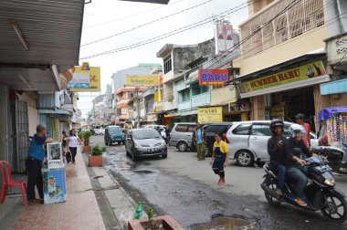 Makassar, Endonezya - 5 Ocak 2014: Makassar Endonezya Penghibur Caddesi