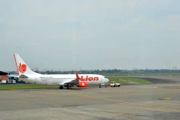 Jakarta Indonesia Agustus 2016 Pesawat Singa Landasan Pacu Bandara Soekarno — Stok Foto