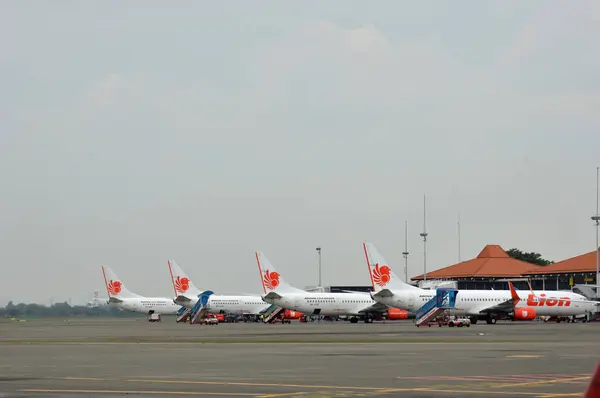 Jakarta Indonesia Agustus 2016 Pesawat Singa Landasan Pacu Bandara Soekarno — Stok Foto