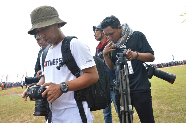 Tarakan Indonezja Grudnia 2013 Roku Fotograf Squatting Robienie Zdjęć — Zdjęcie stockowe