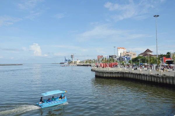 Makassar Indonezja Stycznia 2014 Plaża Losari Makassar Indonezja — Zdjęcie stockowe