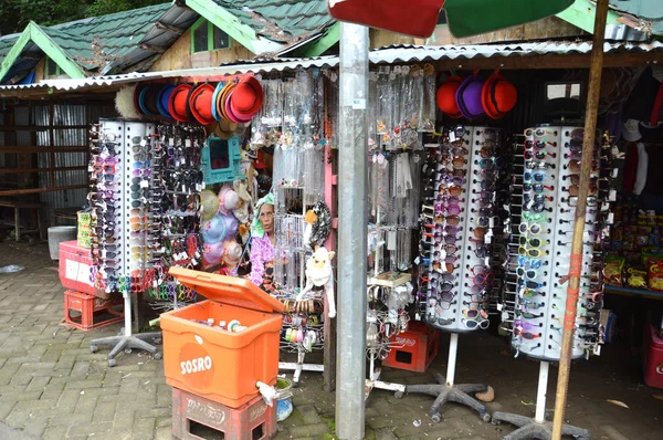 Maros Indonesia 13Th January 2014 Merchant Souvenirs Bantimurung Waterfall Maros — Stock Photo, Image