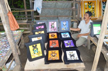 Maros, indonesia, 13th January 2014 : Merchant souvenirs Bantimurung waterfall on Maros Indonesia