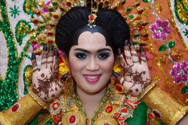 TARAKAN, INDONESIA - JANUARY, 9, 2016 :  Traditional Bugisnese Indonesian Wedding Bride show her Henna On Hands