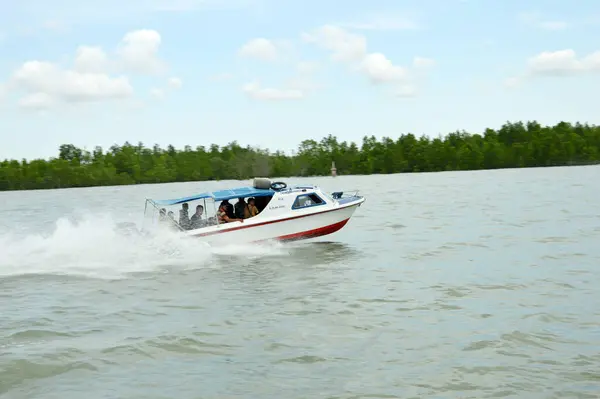 インドネシアのタラカン 2013年3月17日スピードボートはタラカン島周辺の島間輸送モードです — ストック写真