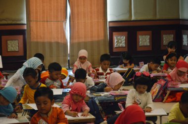 TARAKAN, INDONESIA - 22th May 2016 : coloring drawing contest