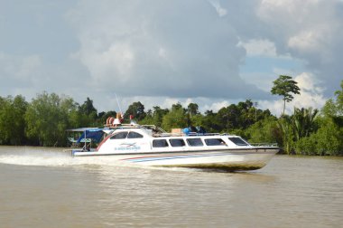 TARAKAN, İndonezya. 6 Ocak 2016. Sürat teknesi Tarakan adası etrafındaki adalar arası ulaşım modu.