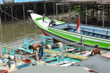 Tarakan, Endonezya - 7 Mart 2016: balıkçı köyü Tarakan 'da faaliyet balıkçısı