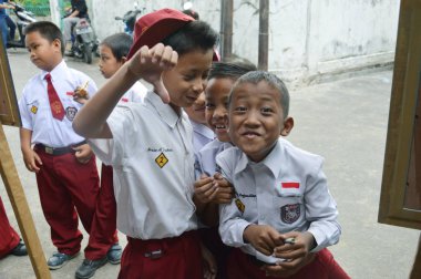 Tarakan, Endonezya - 4 Nisan 2016: Endonezyalı ilkokul çocukları
