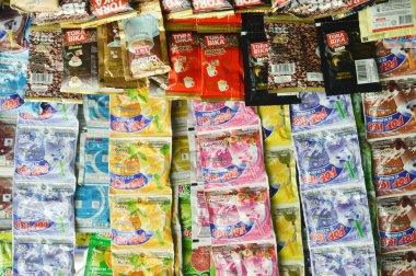 Tarakan, Endonezya - 31 Aralık 2015: Perakende mağazasında çeşitli içecek tozları paketlendi