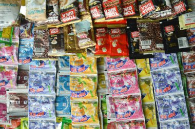 Tarakan, Endonezya - 31 Aralık 2015: Perakende mağazasında çeşitli içecek tozları paketlendi