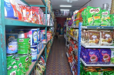 Tarakan, Endonezya - 22 Şubat 2016: Malezya 'dan gıda ürünleri satan Tarakan' da bakkal